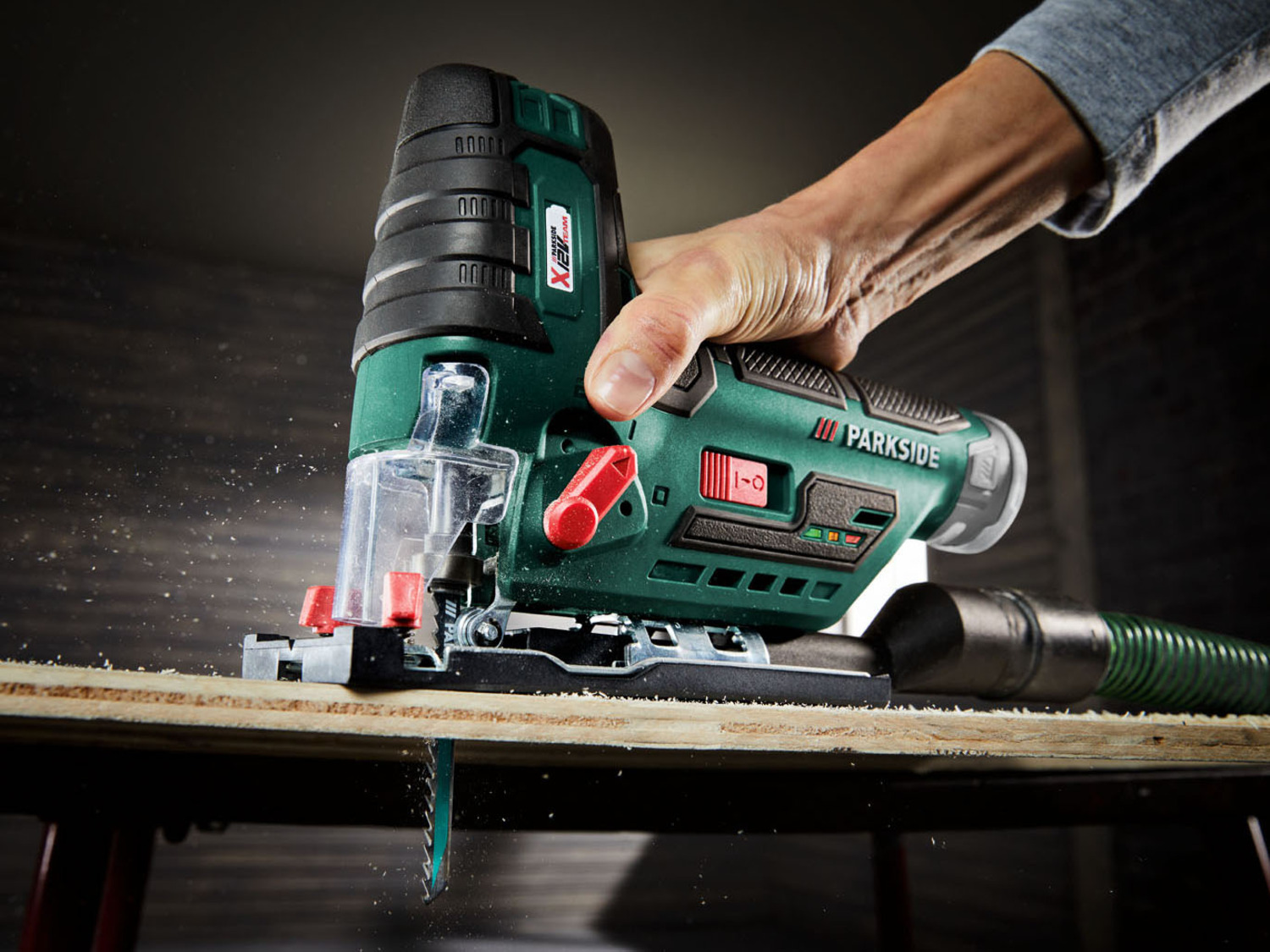 Kit Parkside PSTK 800 : Scie Sauteuse Pendulaire 800W + Porte-clés Décapsuleur HEADNMORE