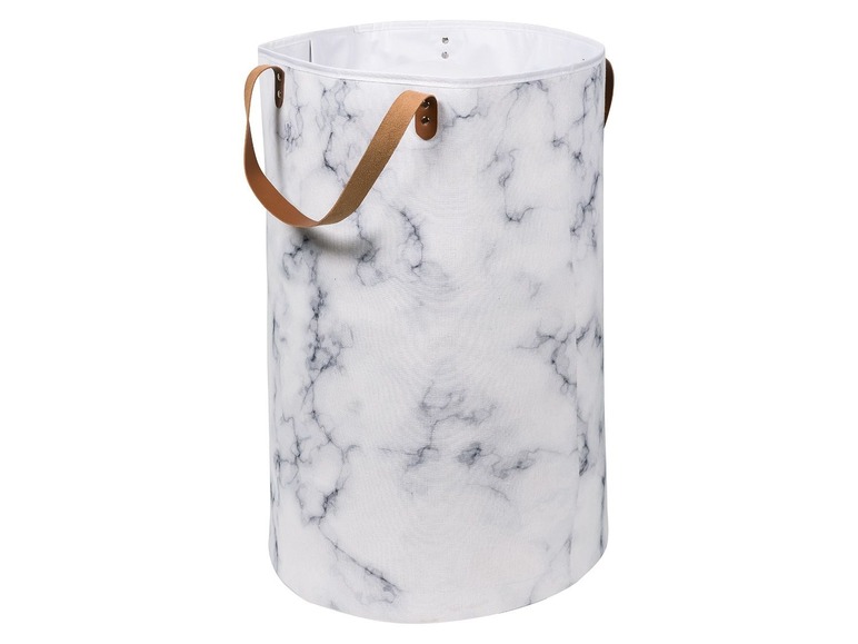 Un panier à linge en tissu blanc avec un motif marbré et des poignées en cuir.