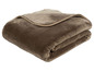 Een bruine fleece deken gevouwen op een witte achtergrond.