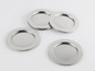 Quatre sous-verres ronds en métal argenté.