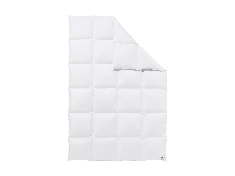 Couette en duvet blanc avec un motif matelassé.