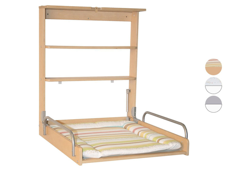 Een houten wandrek met een opklapbare commode en een aankleedkussen.