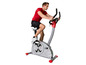 Een man fietst op een ET 6000 hometrainer.