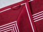 Een rood handdoek met witte strepen.