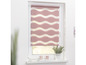 Un store enrouleur à vagues rose dans un intérieur moderne.