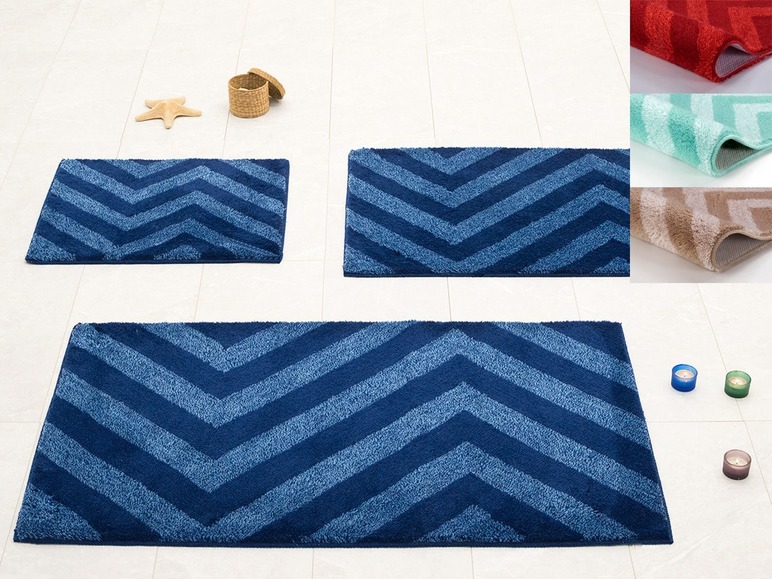 Drie badmatten met chevron patroon in verschillende kleuren.