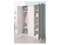 Une armoire blanche avec des portes ouvertes, adaptée à une chambre de bébé.