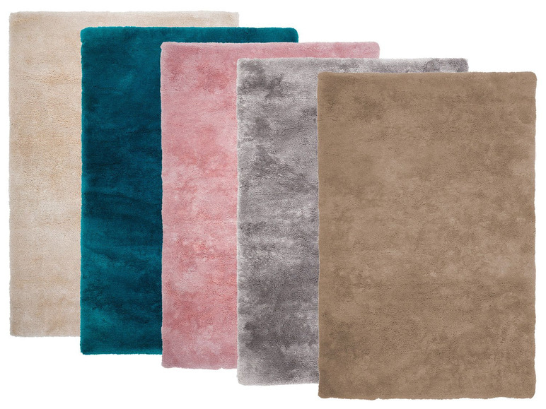 Cinq tapis moelleux de couleurs différentes : beige, turquoise, rose, gris et marron.