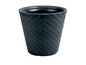 Un pot de fleurs noir tressé.