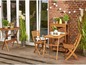 Twee houten vouwstoelen en een tafel op een terras.