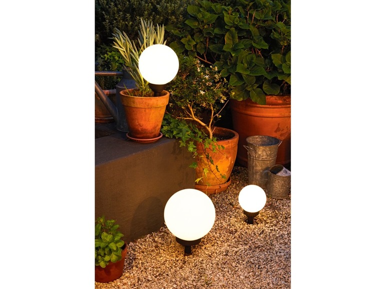 Ga naar volledige schermweergave: LIVARNO LUX Staande ledsolarlamp, Ø 25 cm, hoogte 44/62 cm, verlichtingsduur 6-8 u - afbeelding 2