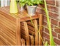 Een houten tafel met daaronder opklapbare stoelen