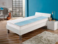 Een wit bed met een blauwe matras topper.