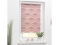 Un store enrouleur rose avec un motif ondulé sur une fenêtre.