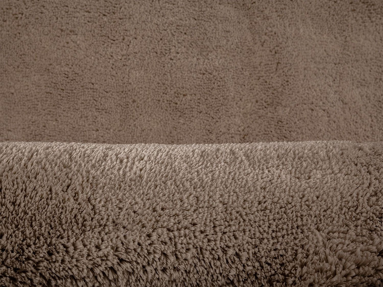 Un tapis brun et doux à poils longs.