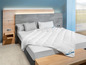 Een wit dekbed van Beco op een bed met kussens