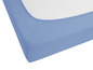 Een blauwe hoeslaken voor een matras.