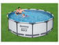 Een gezin geniet van een Bestway Steel Pro MAX zwembad.