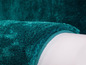 Un tapis de bain doux de couleur turquoise.