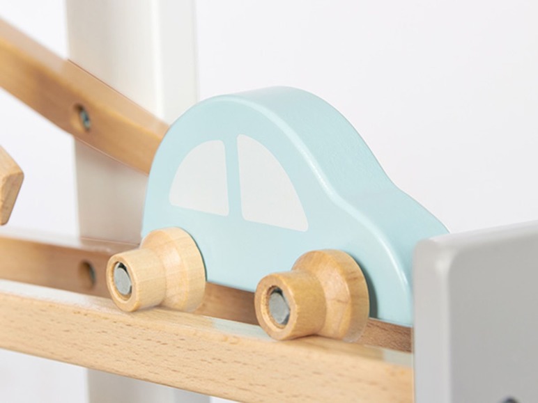 Une voiture en bois bleue sur une piste en bois.