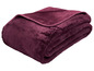 Een bordeauxrode fleece deken gevouwen