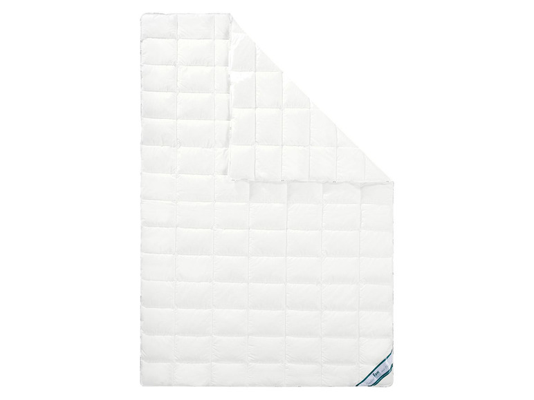 Witte donsdekbed met label van Ikea.