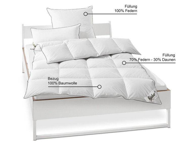 Un lit avec une couette Fjodor en duvet et plumes, avec une housse en coton.
