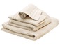 Une pile de serviettes de bain beiges.