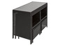 Une table en osier noire avec rangement et deux tables d'appoint.