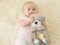 Un bébé avec une peluche lumineuse VTech