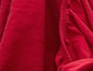 Close-up van rode stof met elastiek.