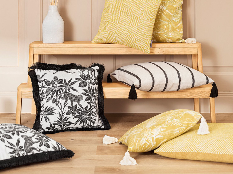 Coussins à motifs jungle, rayés et géométriques.