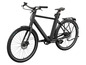 Een zwarte elektrische fiets met schijfremmen en een bagagedrager.