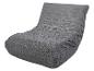 Fauteuil lounge gris texturé avec dossier plissé.