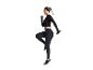Vrouw in zwarte sportkleding doet lunges met dumbbells