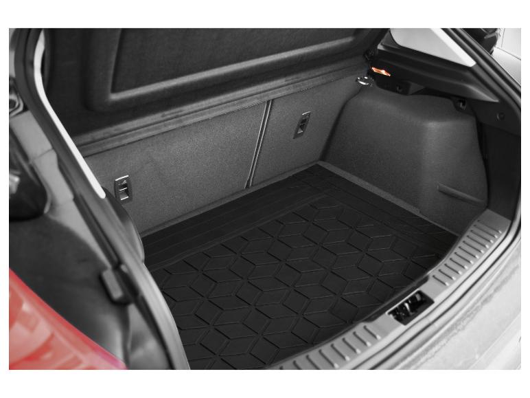 Coffre de voiture avec un tapis en caoutchouc noir texturé.