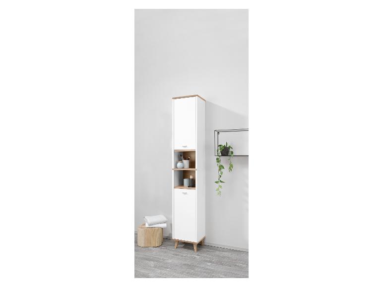 Une armoire de salle de bain blanche avec des détails en bois, une plante et un tabouret en bois.