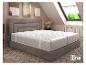 Hn8 Schlafsysteme bed met matras in een zolderkamer met dakraam.