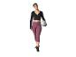 Femme en haut noir à manches longues et legging violet tenant un ballon de pilates gris.