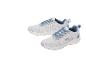 Een paar witte sportschoenen met blauwe details en blauwe veters.