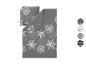 Grijs beddengoed met witte sneeuwvlokpatronen en vier kleurstalen.