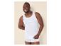 Man in wit hemd en boxershort, lachend.