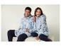 Een man en vrouw dragen blauwe fleece hoodies met capuchon.