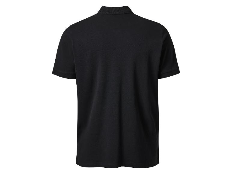 Een zwart poloshirt van achteren.