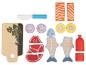 Ensemble de jouets alimentaires en bois, comprenant de la viande, du poisson, des légumes et des ustensiles de cuisine.