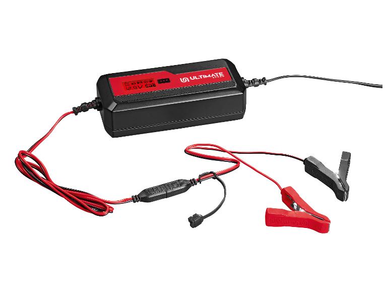 Un chargeur de batterie Ultimate Speed avec des pinces crocodiles rouges.
