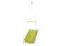 Groene hangschommel met houten stangen en witte touwen