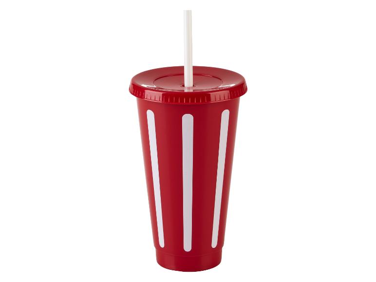 Un gobelet en plastique rouge avec des rayures blanches et une paille.