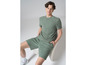 Man draagt een groene T-shirt en korte broek met luipaardprint.