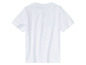 Un t-shirt blanc à manches courtes.